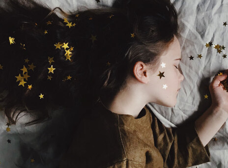 Κοριτσάκι κοιμάται σε κρεβάτι