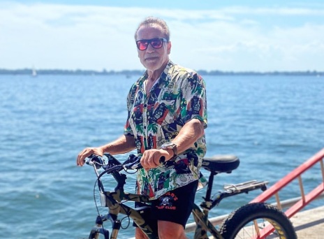 Ο Άρνολντ Σβαρτσενέγκερ αποκάλυψε ότι χρεώνει 150.000 δολάρια την προπόνηση στο γυμναστήριό του, με στόχο να συγκεντρώσει δωρεές για φιλανθρωπική οργάνωση. 