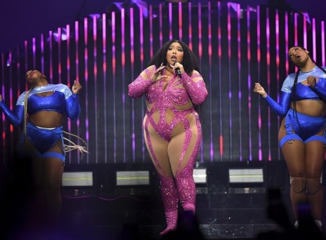 Η ποπ σταρ Lizzo απάντησε στα σχόλια του Κάνιε Γουέστ για το σώμα της - «Κοιτάω τη χοντρή, μαύρη, όμορφη δουλειά μου», δήλωσε από σκηνής. 