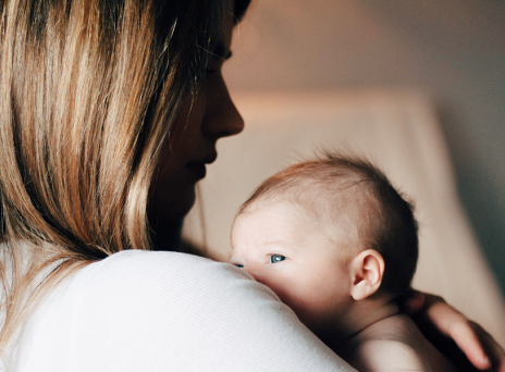 Μαμά που κρατάει αγκαλιά το μωρό της