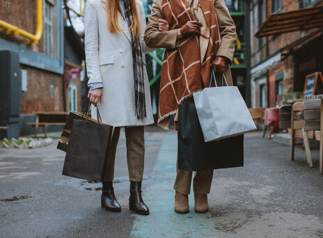 Κοπέλες κρατούν σακούλες αγορών