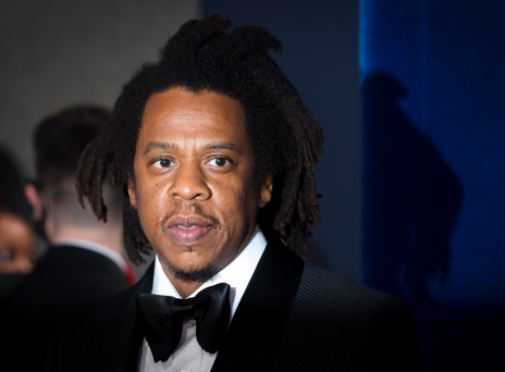 Τη δικαστική οδό παίρνει η διαμάχη του Αμερικανού ράπερ και επιχειρηματία Jay-Z  με τη Bacardi, συνέταιρό του στην ετικέτα κονιάκ D'Usse.