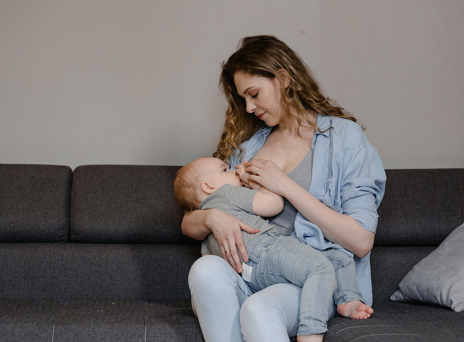 Μαμά που θηλάζει το μωρό της