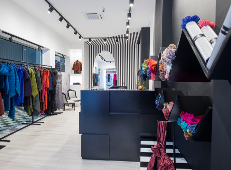 Δάφνη Βαλέντε: Επισκεφτήκαμε το πρώτο κατάστημα που άνοιξε η κορυφαία σχεδιάστρια στο κέντρο της πόλης 