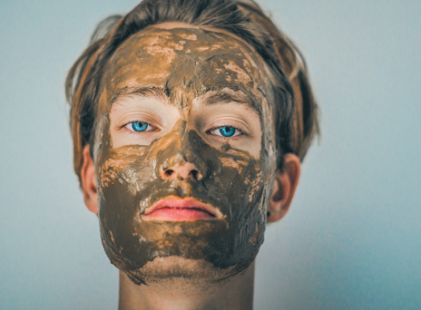 Άντρας που κάνει μάσκα ομορφιάς