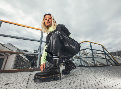 Κοπέλα με μποτάκια DrMartens Quad Neoteric