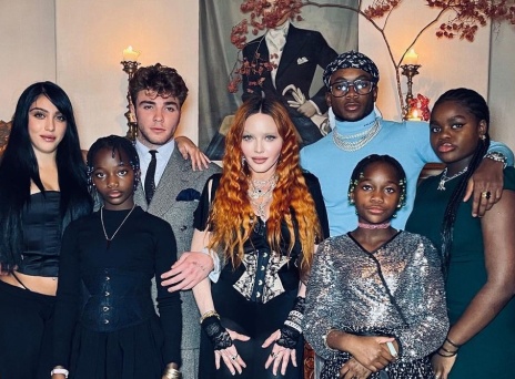 Η Μαντόνα με τα έξι της παιδιά