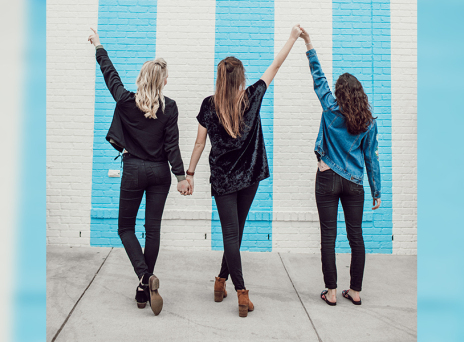 Τρία κορίτσια με ίδιο ντπυσιμο που κοτάνε προς τον τοίχο