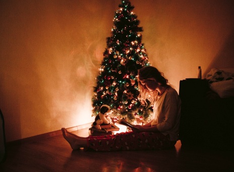 Το άγχος που δημιουργούν οι γιορτές των Χριστουγέννων στους γονείς, η πίεση που αισθάνοντια οι μητέρες και οι τρόποι αντιμετώπισης.