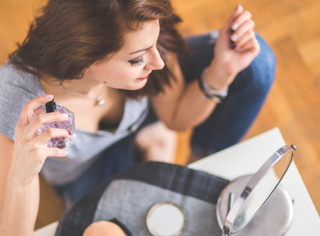 Γυναίκα που βάζει άρωμα