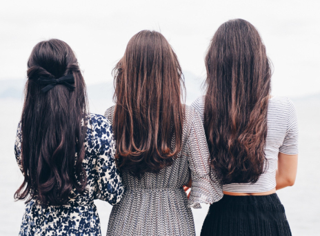 Τρία κορίτσια με μακριά μαλλιά