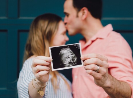 Γονείς με υπερηχογράφημα του παιδιού τους