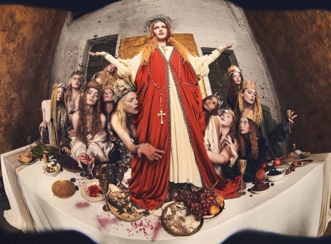 Η Μαντόνα φωτογραφίζεται για το Vanity Fair ως Ιησούς στον Μυστικό Δείπνο - Η συνέντευξη με αφορμή την παγκόσμια περιοδεία που ανακοίνωσε.