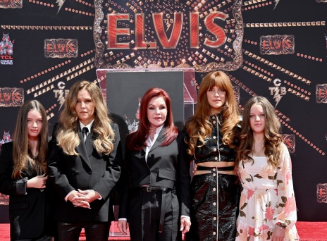 Λίζα Μαρί Πρίσλεϊ: Αμφισβητείται η εγκυρότητα της διαθήκης της - Γιατί οι θάνατοι διασήμων οδηγούν σε δικαστικά δράματα - Οι πολύκροτες περιπτώσεις.