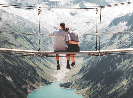 Ζευγάρι πάνω σε γέφυρα