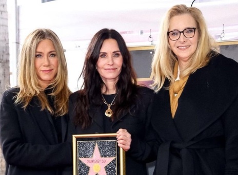 Κόρτνεϊ Κοξ, Τζένιφερ Άνιστον και Λίζα Κούντροου