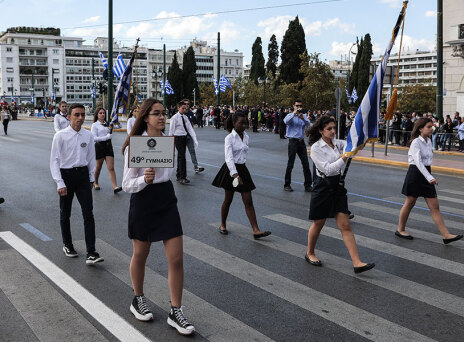 Παρέλαση μαθητών, σπουδαστών, προσκόπων και οδηγών μπροστά από το Μνημείο του Άγνωστου Στρατιώτη στην Αθήνα για την εθνική επέτειο της 28ης Οκτωβρίου, Παρασκευή 28 Οκτωβρίου 2022. 