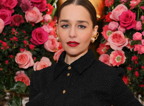 H ηθοποιός Emilia Clarke (Game of Thrones) με total Schiaparelli.