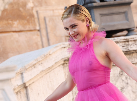 Η ηθοποιός Florence Pugh στο Valentino Haute Couture Show με διάφανο ροζ φόρεμα