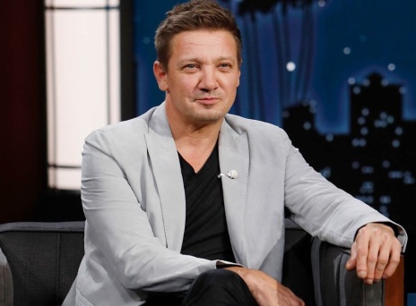 Ξανά στα πόδια του ο Jeremy Renner μετά το ατύχημα με το εκχιονιστικό