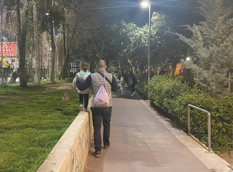 Η σχέση μπαμπά - κόρης: Η συγγραφέας Λένα Διβάνη κυκλοφορεί στην πόλη, φωτογραφίζει ό,τι της κάνει κλικ και γράφει μερικές σκέψεις