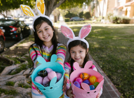 Παιδιά που κρατάνε πασχαλινά αυγά