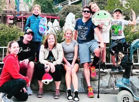 Τζέρεμι Ρένερ: Ταχύτατη αποθεραπεία τέσσερις μήνες μετά το ατύχημα με το εκχιονιστικό - Δημόσια εμφάνιση με την οικογένειά του στην Καλιφόρνια.