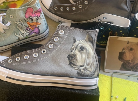 Η «Αχ Ματίνα» aka Ματίνα Λαμπροπούλου μιλάει αποκλειστικά στο Lookmag για τα custom made sneakers που ζωγραφίζει.