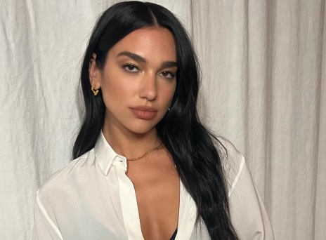 Dua Lipa: Ζευγάρι με τον σκηνοθέτη Ρομέν Γαβρά - Η ανάρτηση της ποπ σταρ στο Instagram με την κοινή τους φωτογραφία που επιβεβαίωσε τις φήμες.