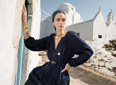 Γυναίκα μοντέλο με ρούχα Ancient Kallos