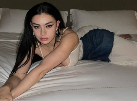 Η Charli XCX θα πρωταγωνιστήσει σε νέα εκδοχή της καλτ ταινίας τρόμου «Faces Of Death» - Πρώτη κινηματογραφική απόπειρα για την αγγλίδα ποπ σταρ.