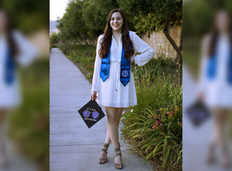 Κοπέλα σε πανεπιστημιακή ορκομωσία