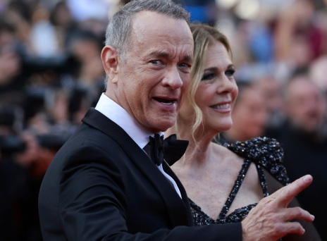 76ο Φεστιβάλ Καννών: Η στιγμή εκνευρισμού του Τομ Χανκς με εργαζόμενο της διοργάνωσης και η επεξηγηματική ανάρτηση της Ρίτα Γουίλσον.