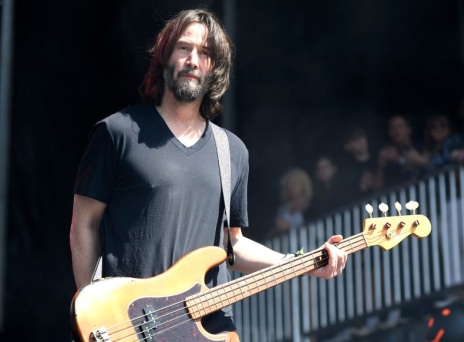 Ο Κιάνου Ριβς και οι Dogstar έδωσαν την πρώτη τους συναυλία μετά από 20 χρόνια - O διάσημος ηθοποιός παίζει μπάσο και κάνει φωνητικά στο indie ροκ συγκρότημα.