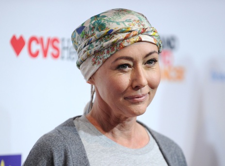 Σάνεν Ντόχερτι: Διαγνώστηκε με μεταστατικό καρκίνο στον εγκέφαλο η 52χρονη ηθοποιός του «Χτυποκάρδια στο Μπέβερλι Χιλς» - Μοιράστηκε τους φόβους της στο Instagram.