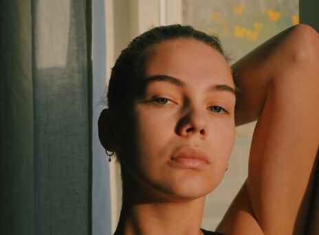 Κοπέλα στον ήλιο