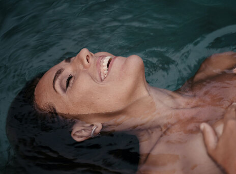 Γυναίκα επιπλέει στο νερό