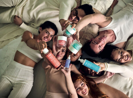 Μοντέλα κρατούν καλλυντικά Clinea