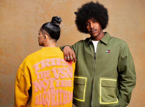 Άντρες μοντέλα με ρούχα από τη συλλογή Tommy x Supervsn