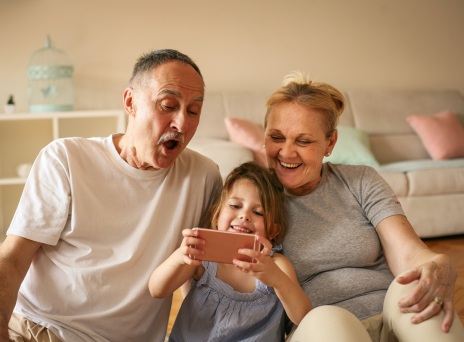 Οι διακοπές των παιδιών με τους παππούδες και τις γιαγιάδες: Τα πλεονεκτήματα και τα μειονεκτήματα