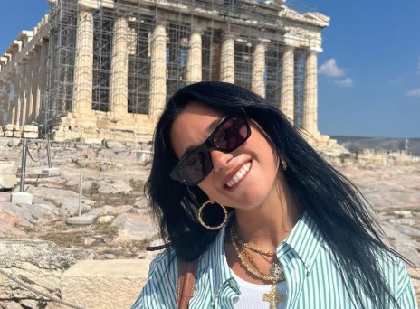 Dua Lipa: Στην Αθήνα μετά τη Σίφνο η διάσημη τραγουδίστρια - Συνεχίζει την επίσκεψή της στην Ελλάδα μαζί με τον Ρομέν Γαβρά - Οι αναρτήσεις στην Ακρόπολη.