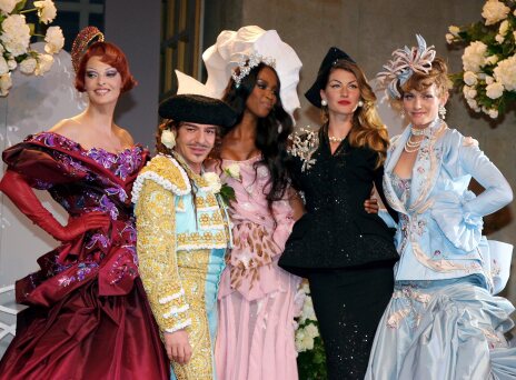 Ναόμι Κάμπελ και Λίντα Εβαντζελίστα μαζί με τον Τζον Γκαλιάνο