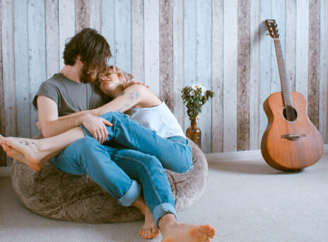 Άνδρας και γυναίκα αγκαλιασμένοι