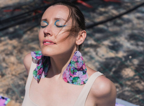 Μοντέλα με ρούχα και αξεσουάρ της συλλογής Feelings του brand m.k.e textiles