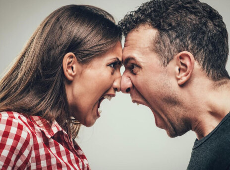 Άντρας και γυναίκα τσακώνονται