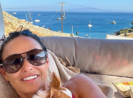 Η Demi Moore απολαμβάνει τις διακοπές της στην Ελλάδα αγκαλιά με τον σκυλάκο της και με θέα τη θάλασσα
