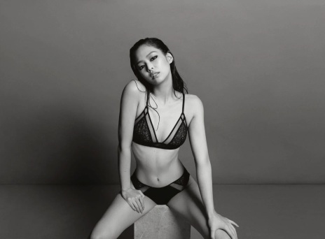 Η Jennie των Blackpink στην καμπάνια Calvin Klein