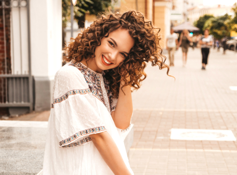 Curly hair routine: Πώς θα πετύχεις τις τέλειες μπούκλες