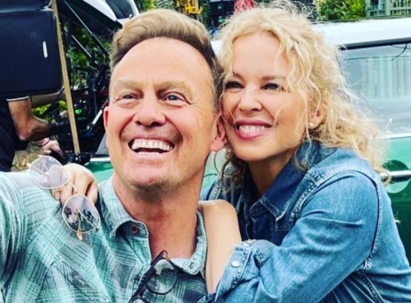 Ο Τζέισον Ντόνοβαν παραδέχεται ότι «ζήλευε» την Κάιλι Μινόγκ, καθώς «πάντα ξεχώριζε» - Η κοινή τους πορεία στην ποπ μουσική, την τηλεόραση και τη ζωή. 