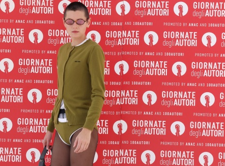 Έμα Κόριν: Η απελευθερωτική εμφάνιση στο κόκκινο χαλί του Φεστιβάλ Βενετίας - Η non-binary σταρ του «The Crown» ποζάρει φορώντας εσώρουχο.  